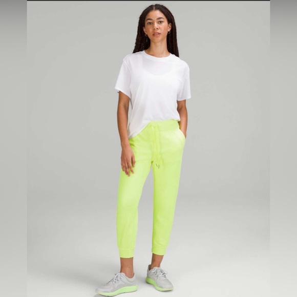 Lululemon cropped scuba jogger 6 NEON YELLOW - Picture 2 of 4
